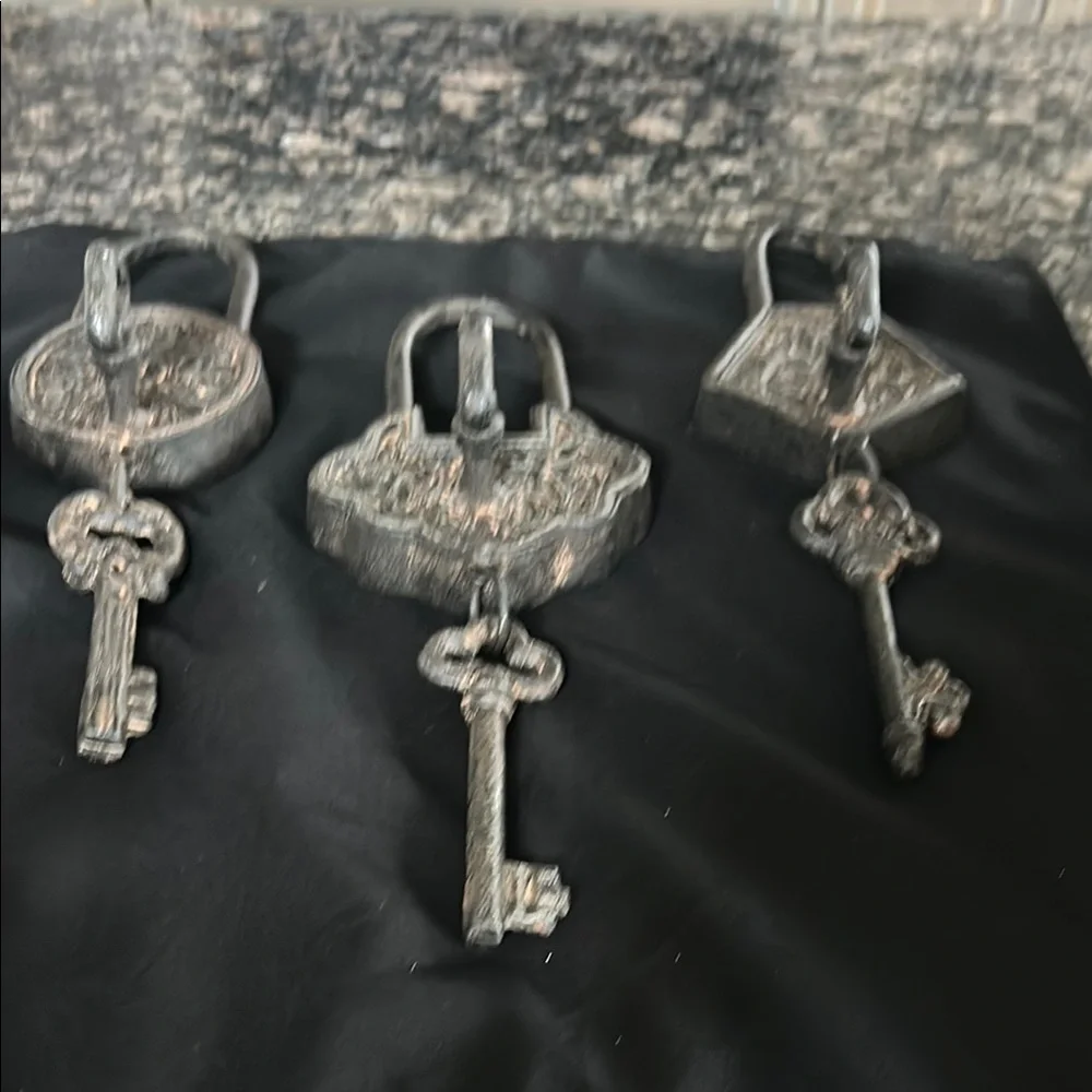 VINTAGE CAST IROBN PADLOCK WITH KEYS WALL DECOR/ HANGING ART SET OF 3